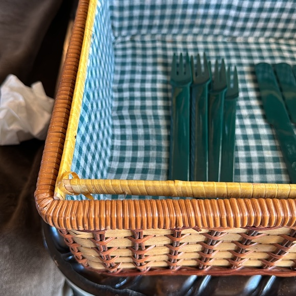 Adorable picnic basket. Approx 12” x 18” and 8” deep. Green checked liner - Picture 5 of 10